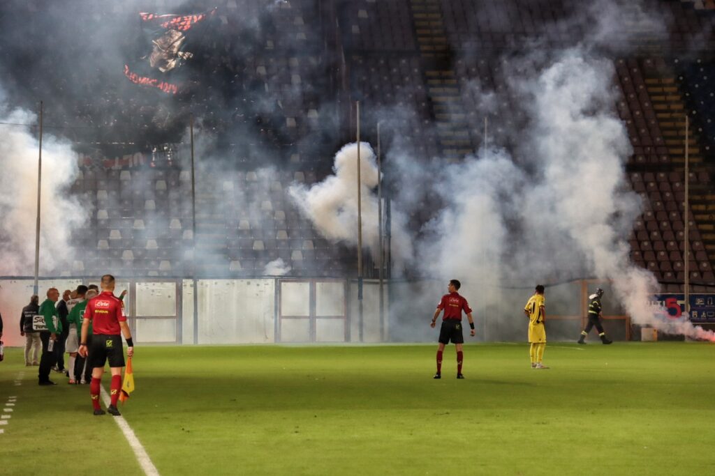 Reggina-Nocerina fumogeni tifosi ospiti