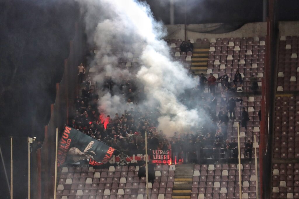 Reggina-Nocerina fumogeni tifosi ospiti