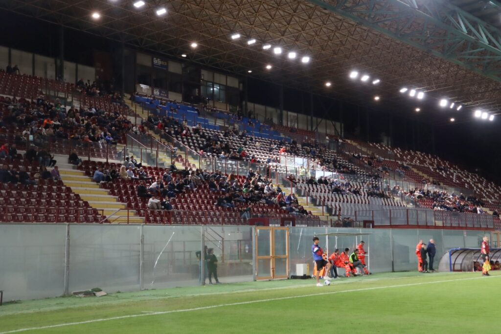 Reggina-Nocerina tribuna semivuota tifosi granillo