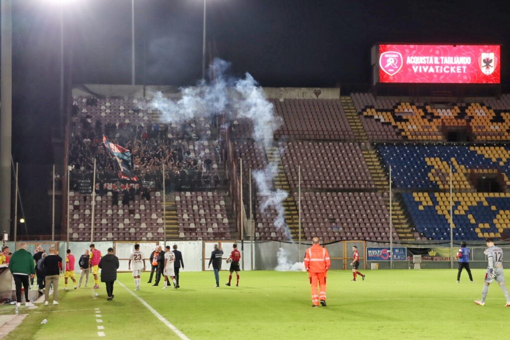 Reggina-Nocerina fumogeni tifosi ospiti