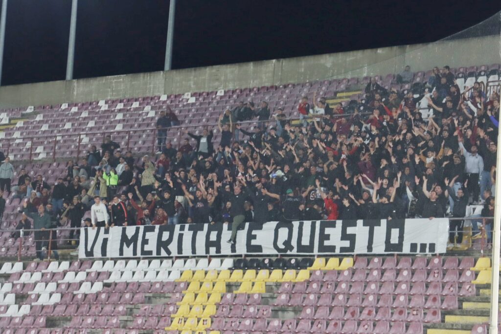 Reggina-Nocerina tifosi curva sud protesta con striscione
