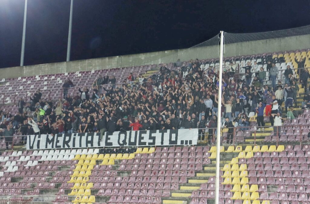 Reggina-Nocerina tifosi curva sud protesta con striscione