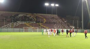 Reggina-Nocerina cori curva sud contro calciatori