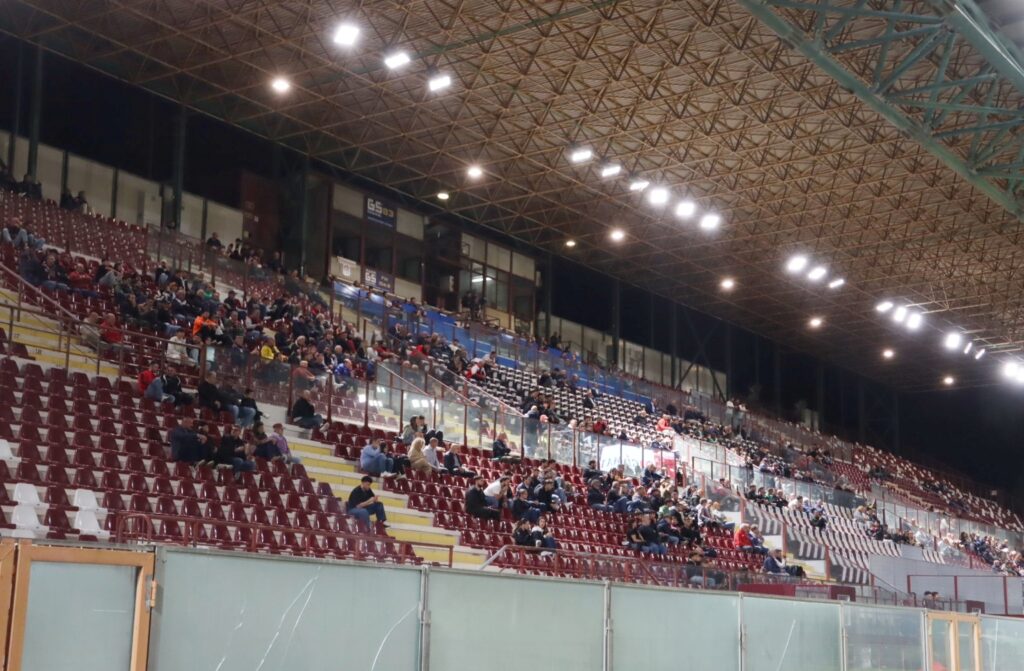 Reggina-Nocerina tribuna semivuota tifosi granillo