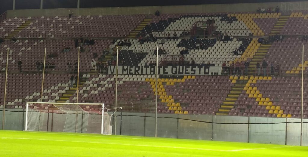 Reggina-Nocerina curva sud vuota con striscione