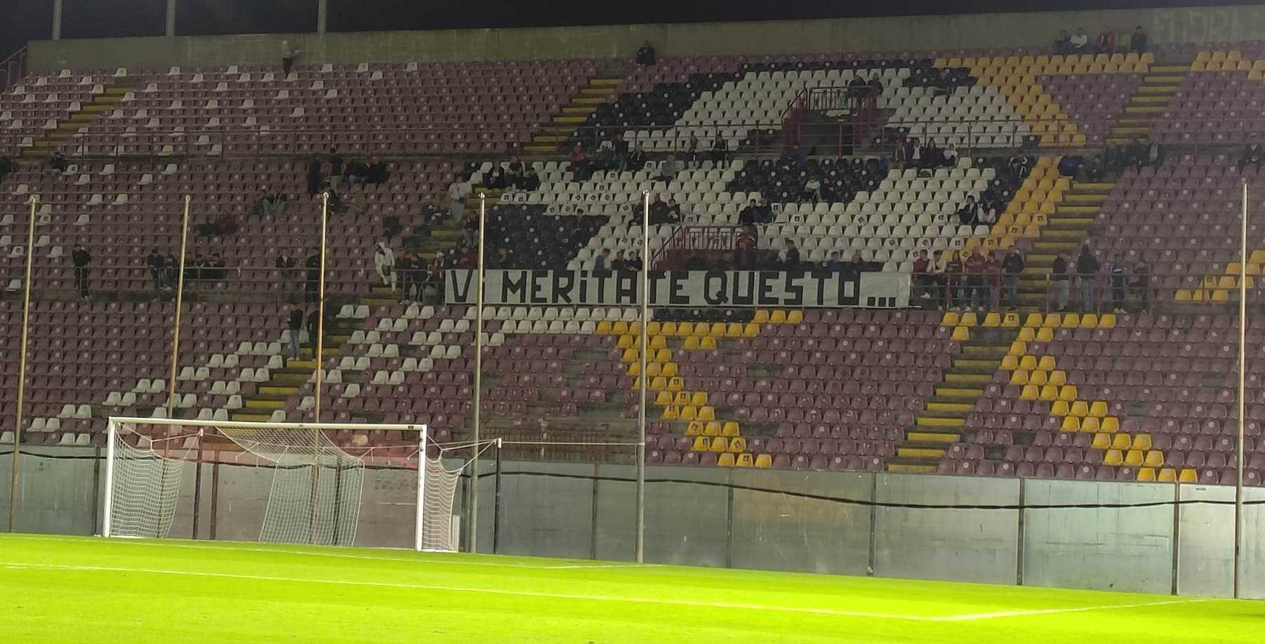 Reggina-Nocerina curva sud vuota con striscione