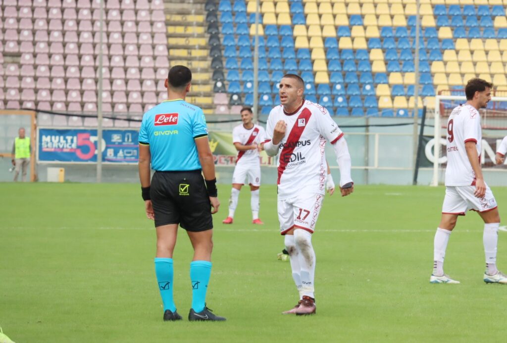 Reggina Vigor Lamezia barillà protesta con l'arbitro