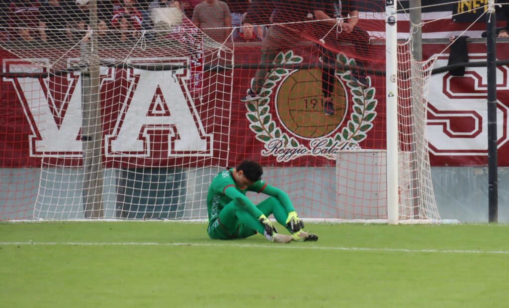 Reggina-Vigor Lamezia lagonigro sconsolato dopo il gol subito