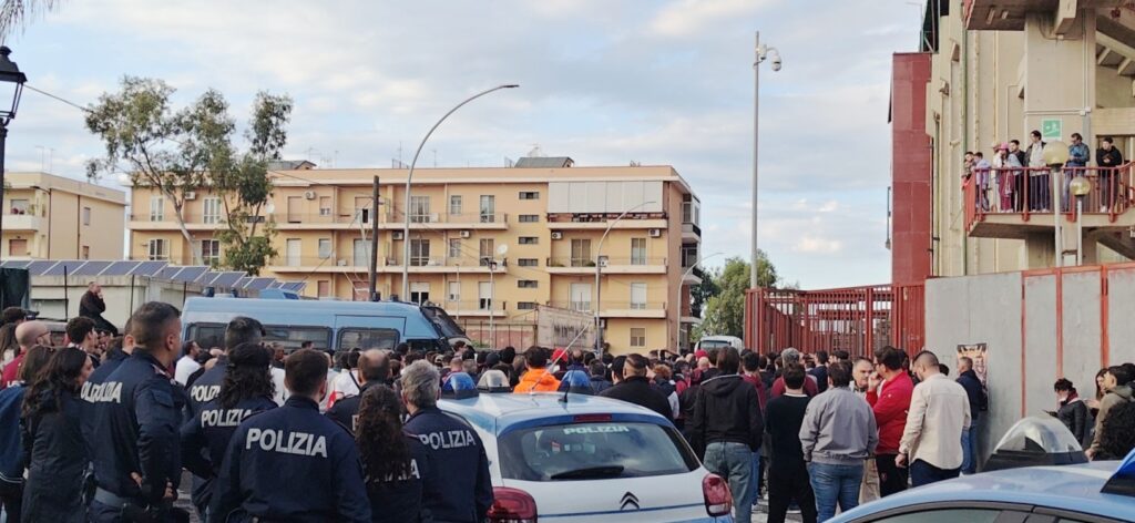 Reggina-Vigor Lamezia contestazione ultrà fuori dal Granillo