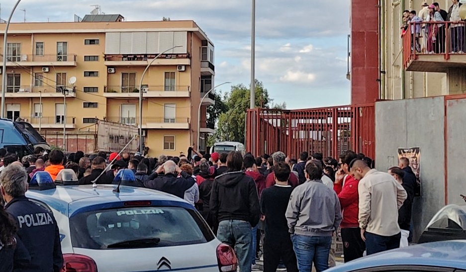 Reggina-Vigor Lamezia contestazione ultrà fuori dal Granillo