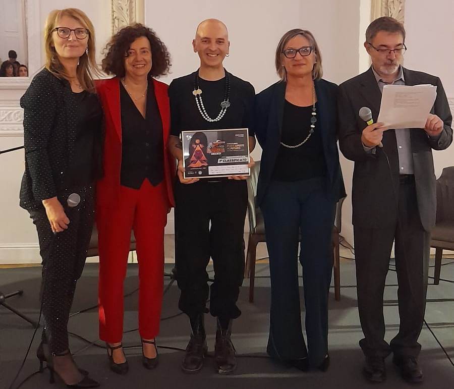 frigo abbandonato diventato opera d'arte vince concorso a roma