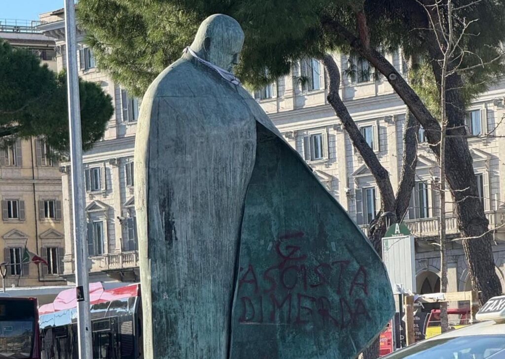 imbrattata statua giovanni paolo II