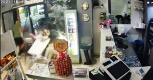 incidente reggio calabria auto sfonda vetrina di un bar