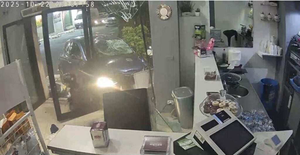 incidente via sbarre inferiori auto sfonda la vetrina di un bar