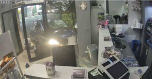 incidente via sbarre inferiori auto sfonda la vetrina di un bar