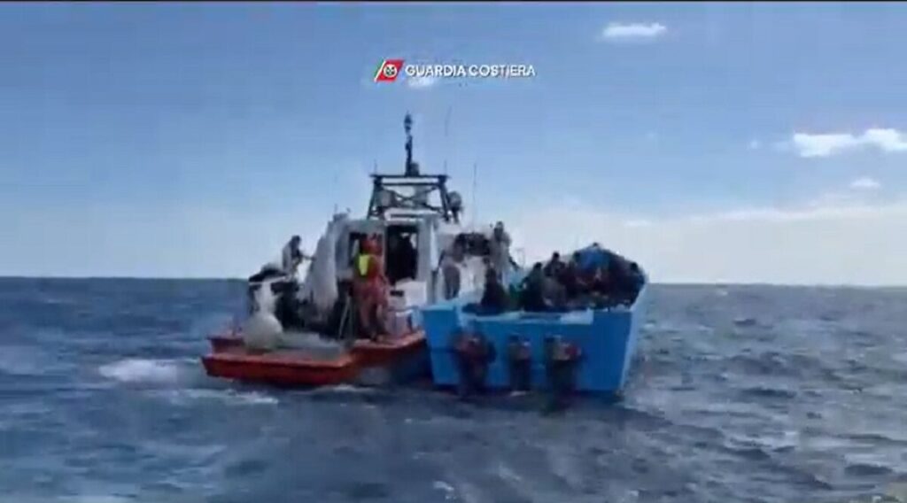 migranti salvati guardia costiera