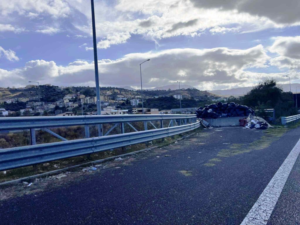 spazzatura allo svincolo delle bretelle del sant'agata