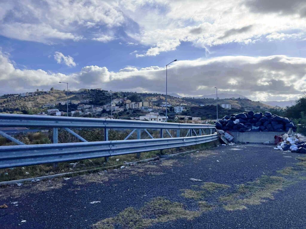 spazzatura allo svincolo delle bretelle del sant'agata