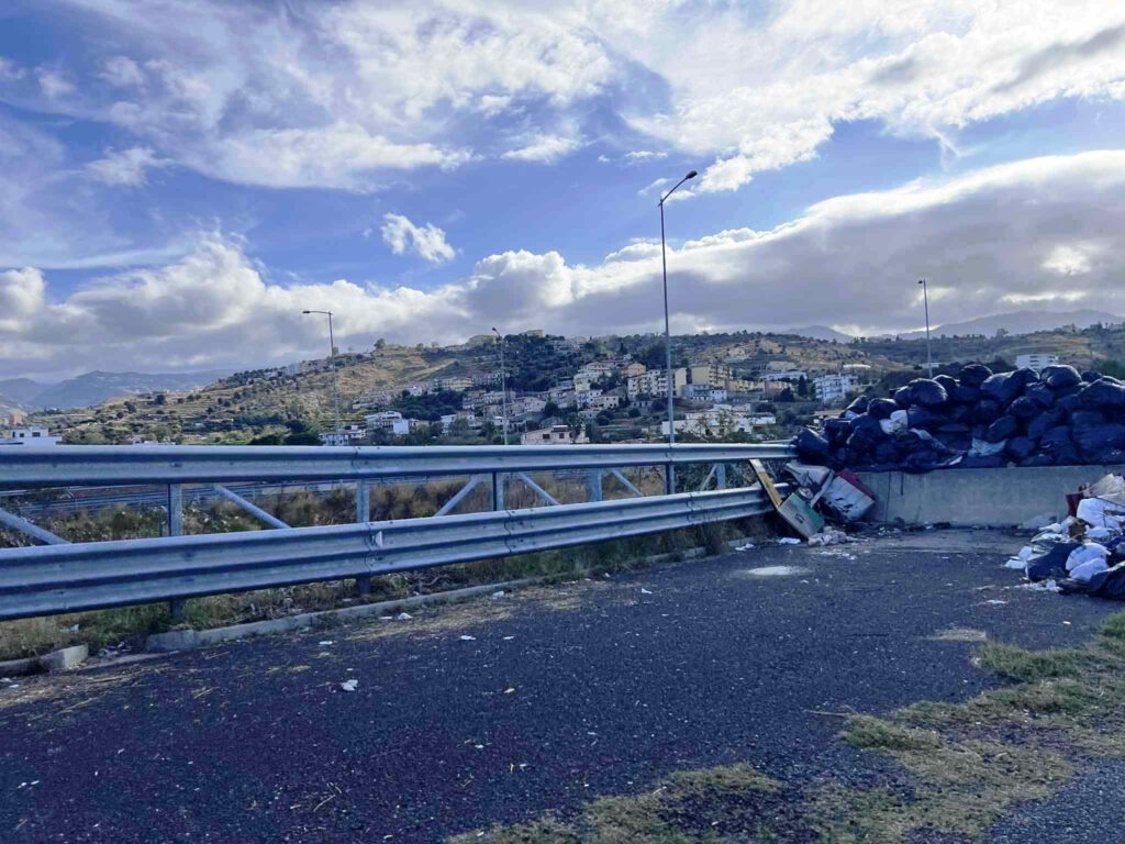 spazzatura allo svincolo delle bretelle del sant'agata