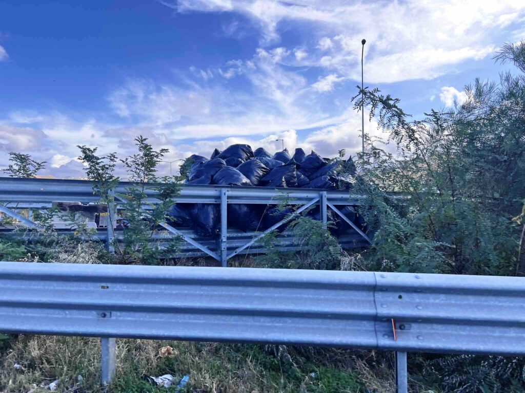 spazzatura allo svincolo delle bretelle del sant'agata