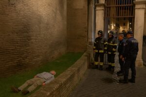uomo cade dal muro del Pantheon