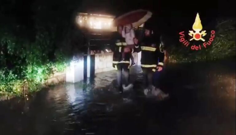 vigili del fuoco soccorrono persone