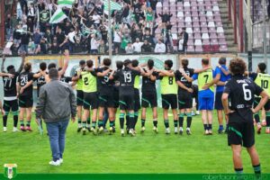 vigor lamezia festeggia sotto il settore ospiti del granillo dopo vittoria contro la Reggina