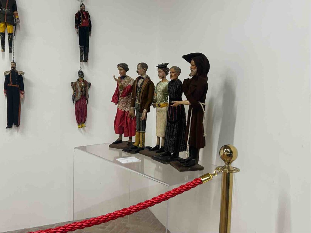 Buratto, fili, bastoni mostra burattini