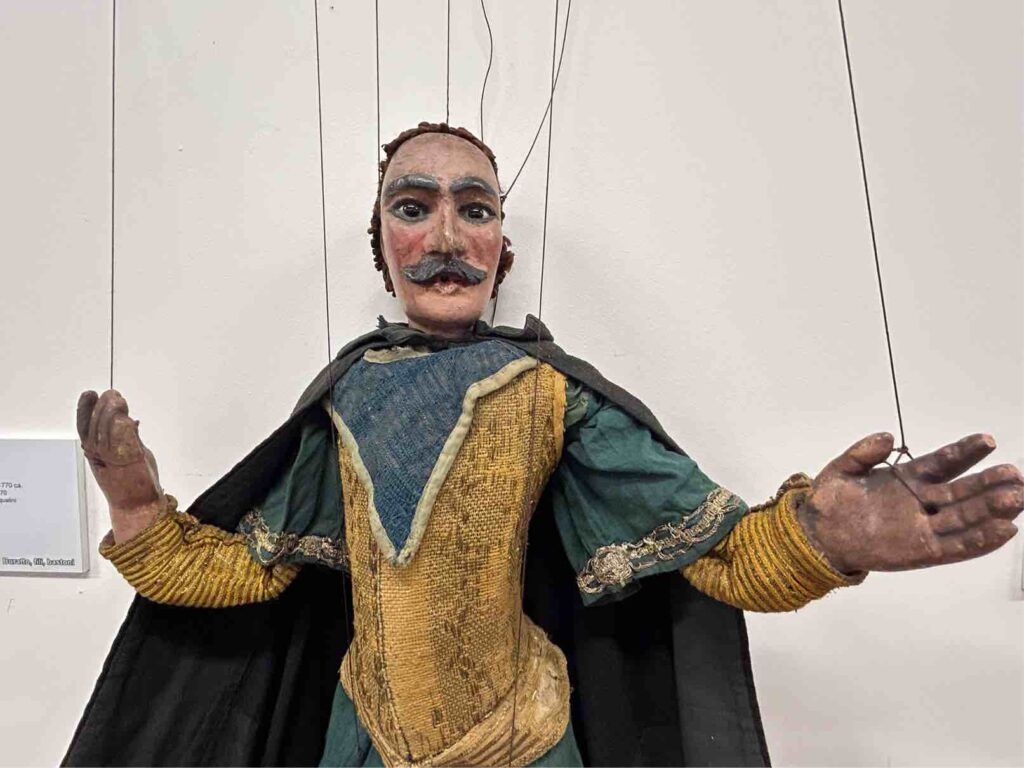 Buratto, fili, bastoni mostra burattini