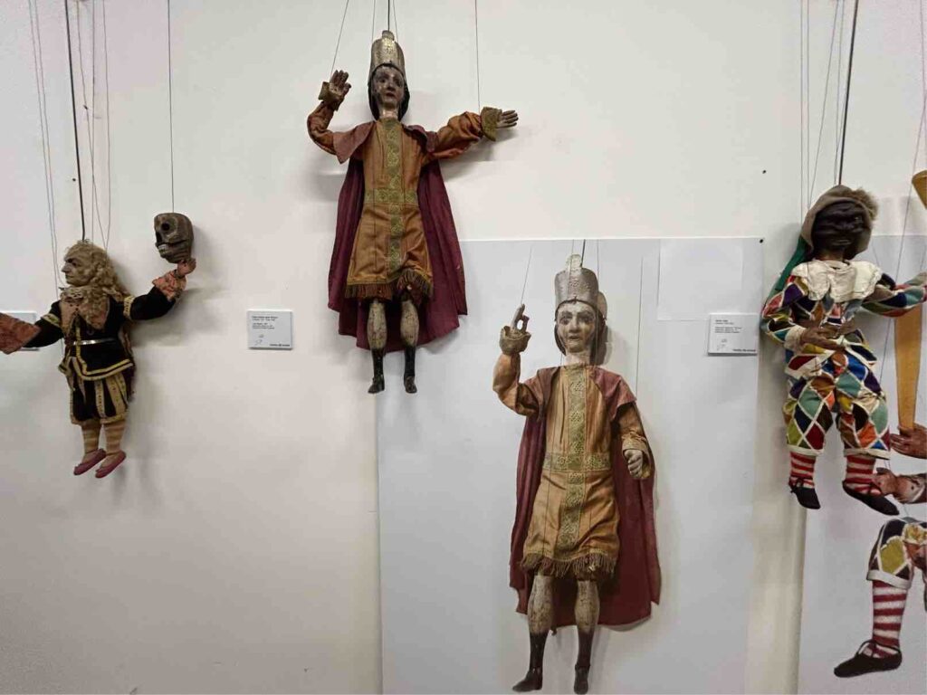 Buratto, fili, bastoni mostra burattini