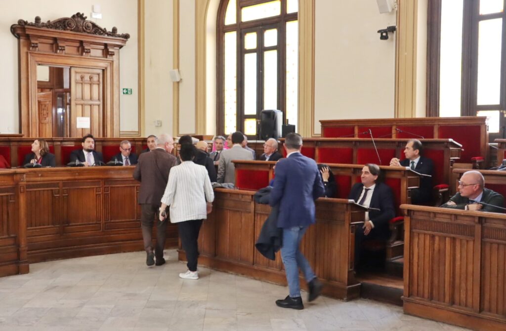 Consiglio Comunale Reggio Calabria lunedì 17 novembre sette consiglieri di maggioranza lasciano l'aula