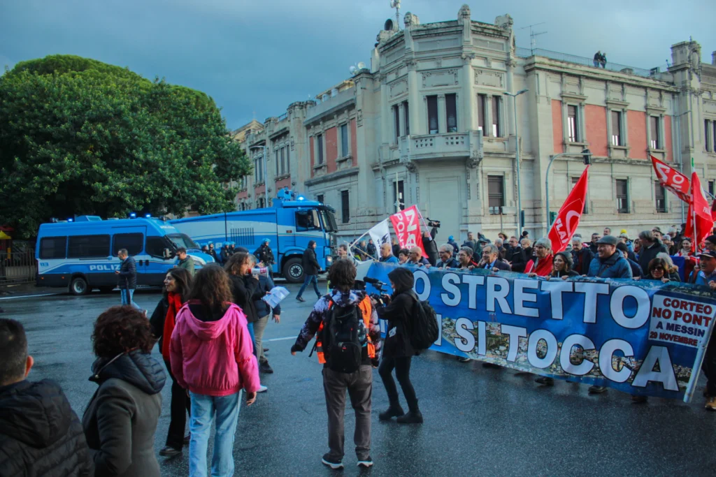 Corteo No Ponte Messina