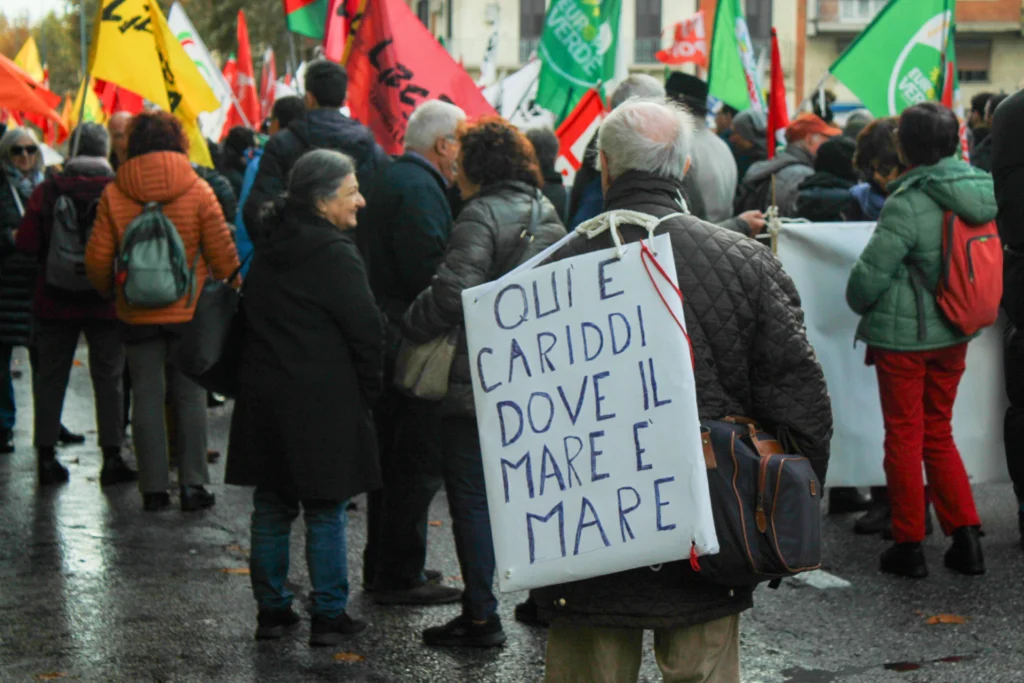 Corteo No Ponte a Messina