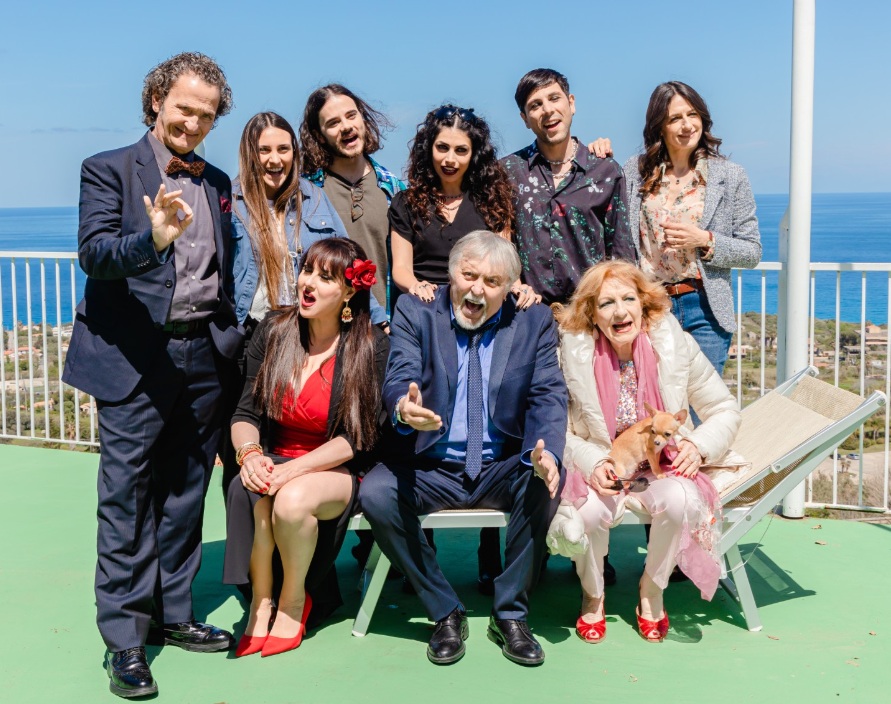 Due famiglie un funerale cast