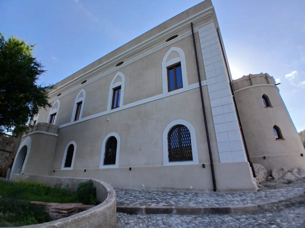 Esterno Castello Palizzi restaurato