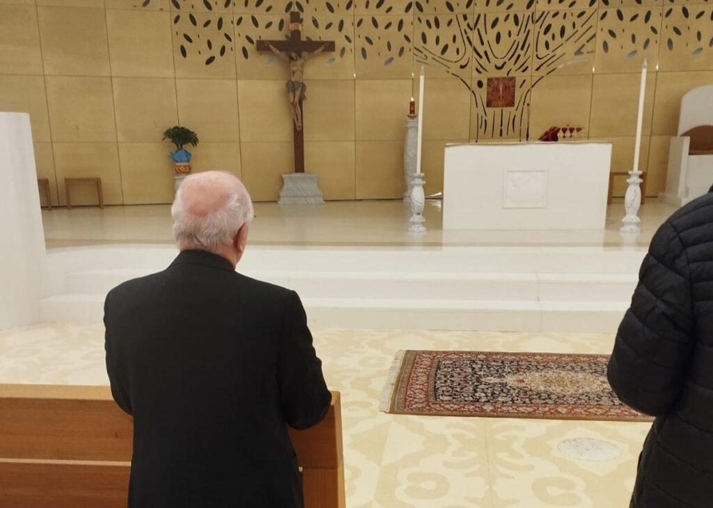In preghiera nel santuario