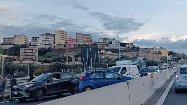 Reggio Calabria, rocambolesco incidente in tangenziale: traffico in tilt in tutta la città | FOTO LIVE