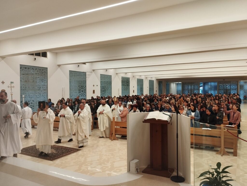 Ingresso corteo sacerdoti e diaconi con Vescovo