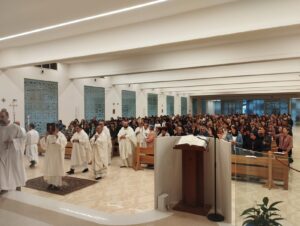 Ingresso corteo sacerdoti e diaconi con Vescovo