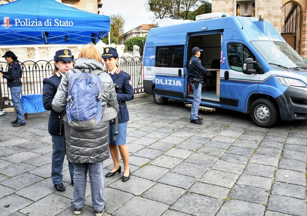 Iniziativa contro Violenza Donne Messina Polizia