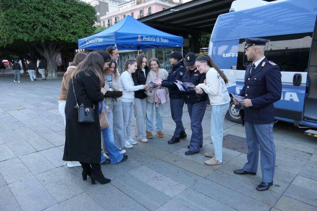 Iniziativa contro Violenza Donne Messina Polizia