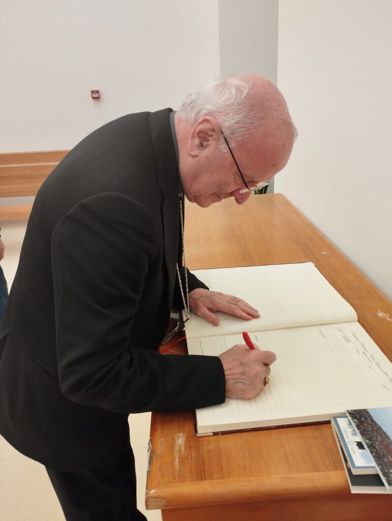 La firma sul registro d'onore