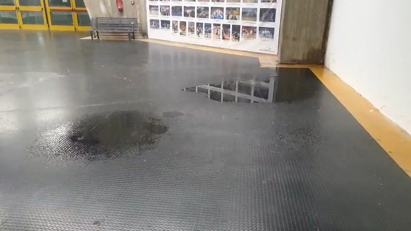 Piove dentro PalaCalafiore allagato