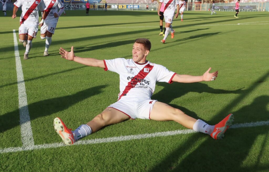 Reggina-Athletic Palermo Pellicanò esultanza dopo il gol