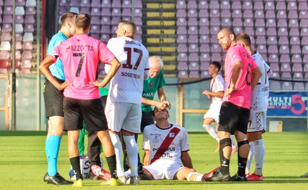 Reggina-Athletic Palermo Domenico Girasole infortunato sanguina