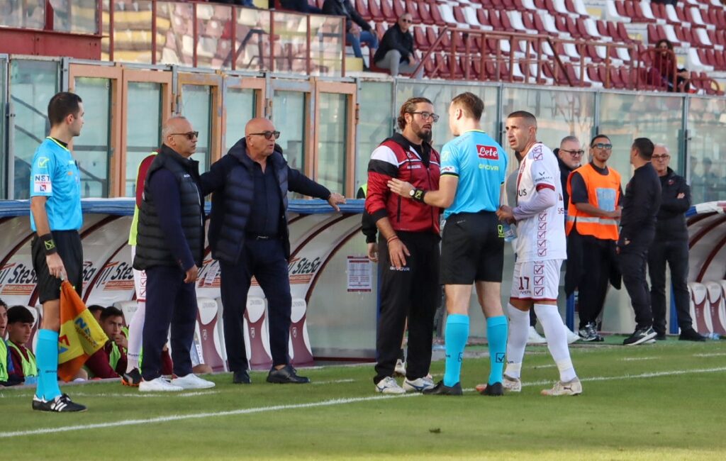 Reggina-Athletic Palermo Salvatore Sorci e Barillà protestano con l'arbitro