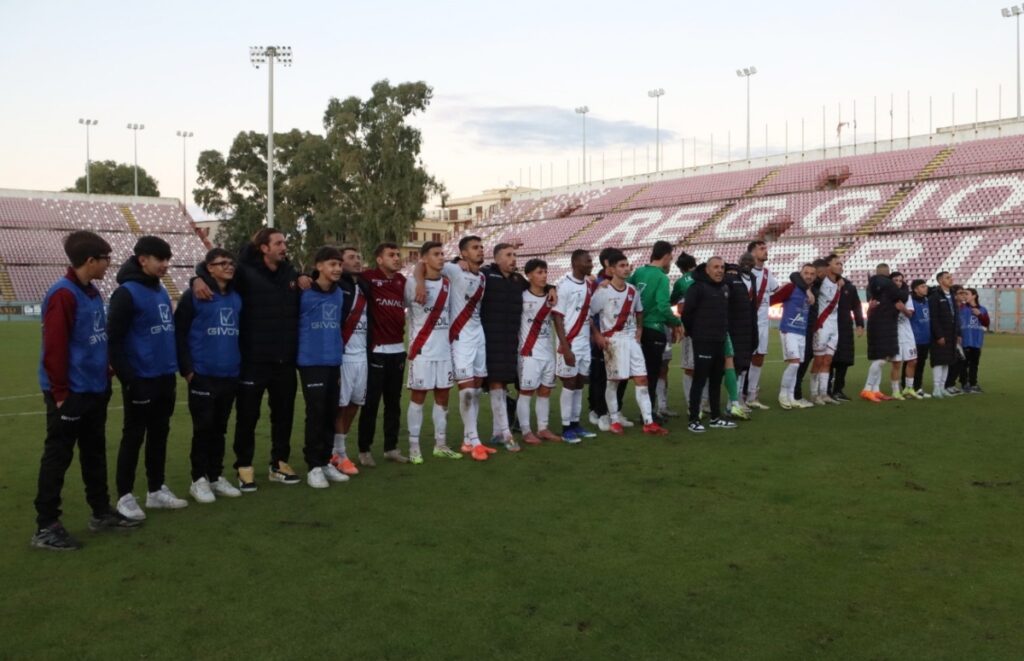 Reggina-Gela festa squadra al fischio finale