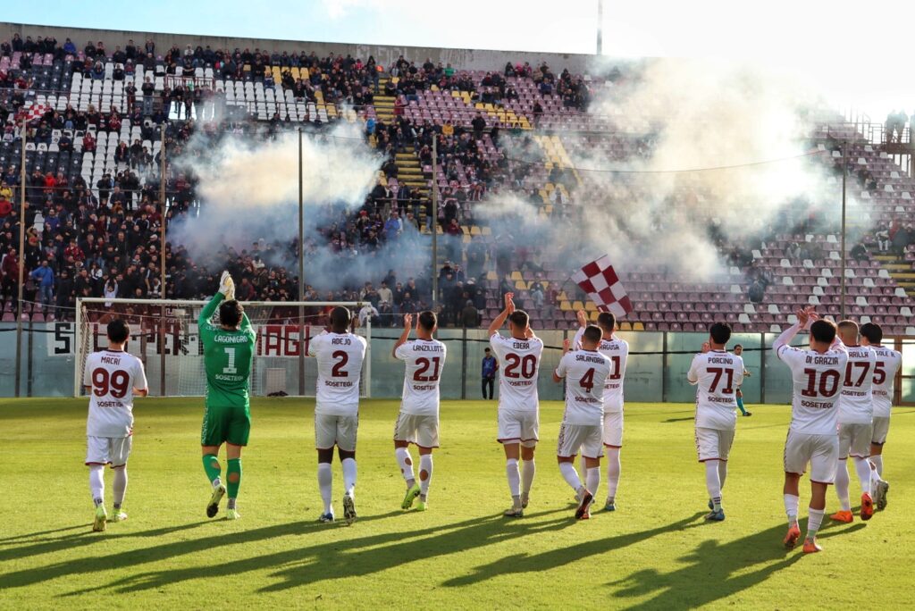 Reggina-Gela squadra saluta Curva