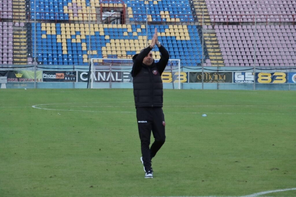 Reggina-Gela Torrisi applaude la Curva