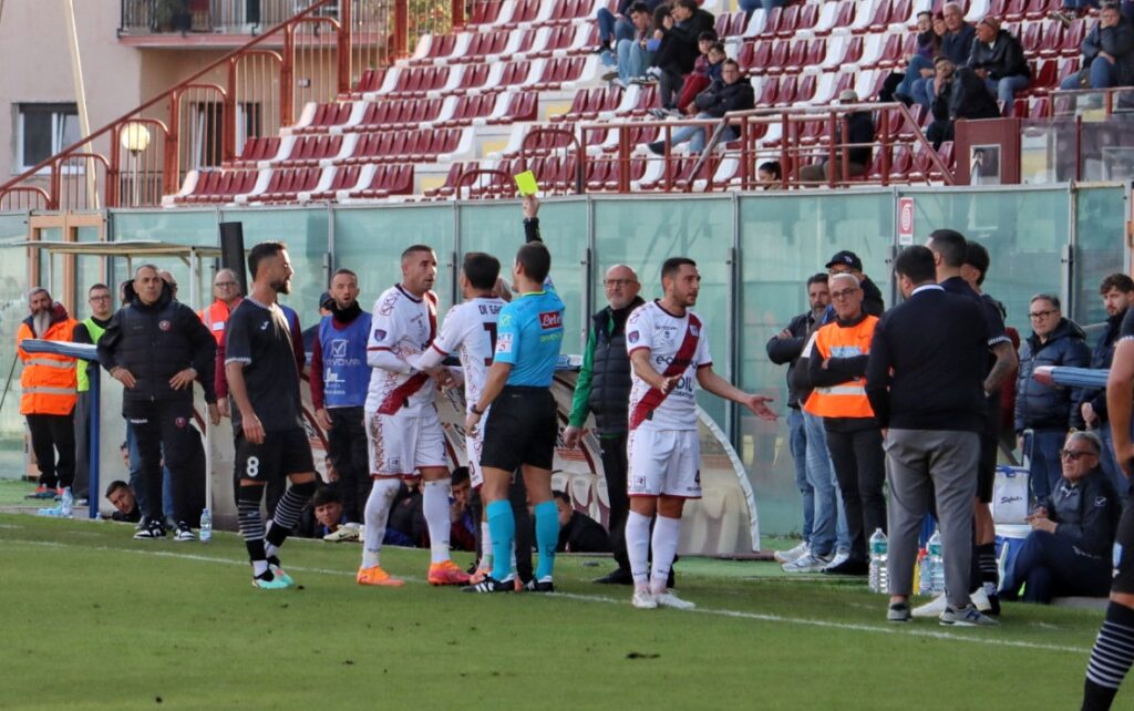 Reggina-Gela arbitro ammonizione a Barillà
